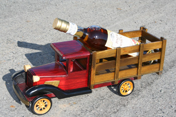 Pineau des Charentes Tarin camion en bois Pineau des Charentes Tarin camion en bois